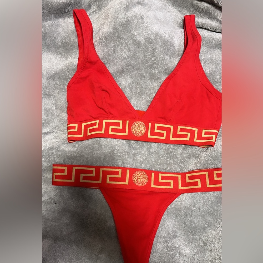 Set Versace Red a single posture